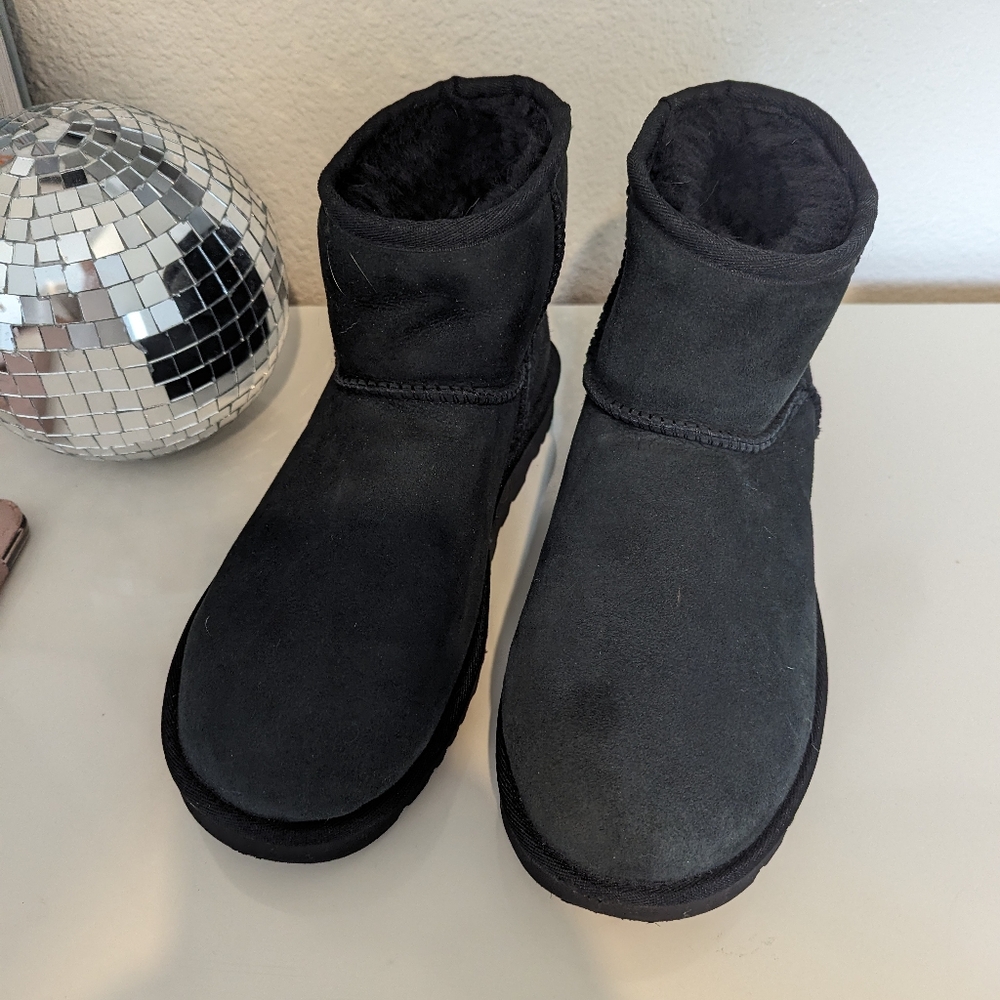 UGG Women's Classic Mini Boot Non-slip Winter Black Size W8 - Picture 2 of 8